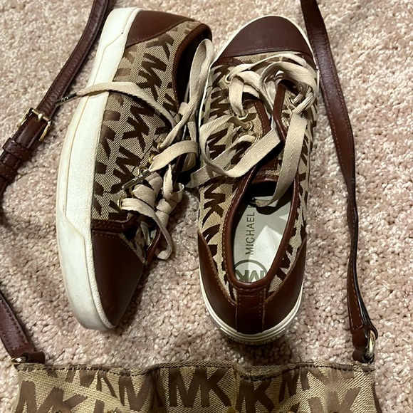 Michael Kors size 7 like new barely worn - Picture 2 of 4